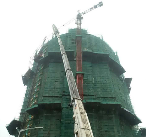 应县吊车在工地上作业